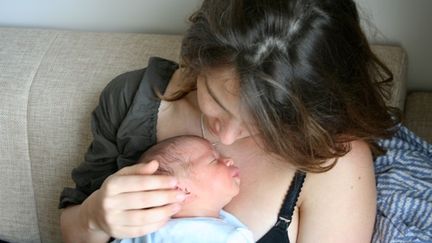 Le b&eacute;b&eacute; et sa maman apr&egrave;s l'allaitement. ( EMMA DEFAUD / FRANCETV INFO)