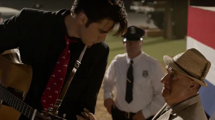 Elvis Presley (Austin Butler) fait face à son agent le colonel Tony Parker (Tom Hanks).&nbsp; (WARNER BROS)