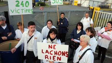 Des salari&eacute;s de Spanghero bloquent une usine du groupe Lur Berri,&nbsp;&agrave; Saint-Geours-de Maremnes (Landes), le 6 juin 2013. (MAXPPP)