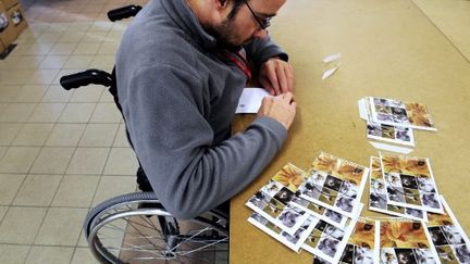 Depuis la loi de 1987, les entreprises de plus de 20&nbsp;salariés ont l'obligation d'employer au moins 6% de&nbsp;personnes handicapées. Photo d'illusration. (FRED TANNEAU / AFP)