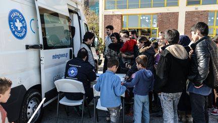 Médecins du monde&nbsp;donne&nbsp;des conseils de santé à des migrants au Pirée, le principal port d'Athènes, le 25 février 2016.&nbsp; (WASSILIOS ASWESTOPOULOS / NURPHOTO / AFP)