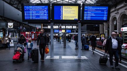 Des passagers à la gare de l'Est, à Paris, le 3 janvier 2020. (SADAK SOUICI / LE PICTORIUM / MAXPPP)