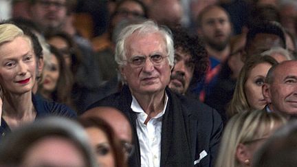 Bertrand Tavernier entre Tilda Swinton et le ministre de l'Intérieur Gérard Collomb lors de la cérémonie d'ouverture de Lumière 2017
 (Jean-François Lixon)