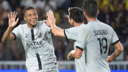 Kylian Mbappé célèbre un but parisien lors de la rencontre de Ligue 1 à Nantes, le samedi 3 septembre 2022. (SEBASTIEN SALOM-GOMIS / AFP)