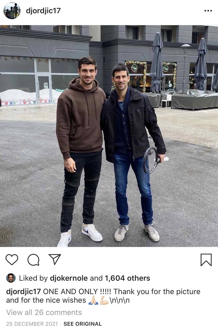 Novak Djokovic pose avec son compatriote serbe, le handballeur Petar Djordjic, à Belgrade, le 25 décembre 2021. (INSTAGRAM)