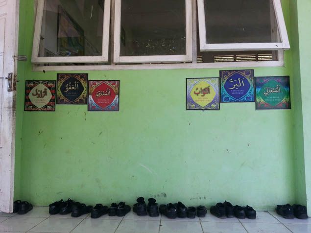 &nbsp; (Les chaussures des enfants devant la salle de classe © S.Baer / RF)