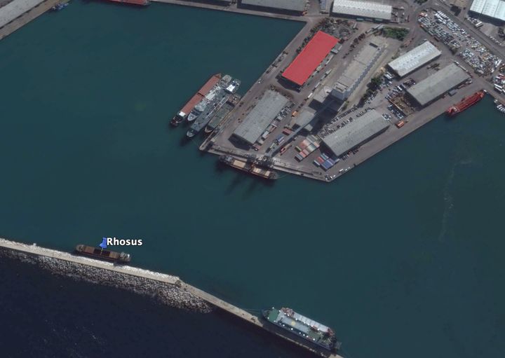 Le "Rhosus" a été déchargé puis déplacé à quelques centaines de mètres du hangar 12 (en rouge) du port de Beyrouth (Liban), dans lequel a été stockée la cargaison de nitrate d'ammonium. (CAPTURE D'ECRAN GOOGLE EARTH / FRANCEINFO)