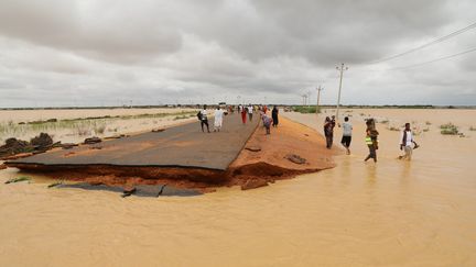 Une route inondée à la suite de fortes pluies dans le district d'Aboud à Al Jazirah, au Soudan, le 20 août 2022. (DIRAR MAAD / ANADOLU AGENCY / AFP)