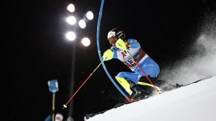 Le skieur italien Alex Vinatzer sous les projecteurs de la Coupe du monde de ski à Schladming, en Allemagne, le 25 janvier 2022. (ERWIN SCHERIAU / APA)