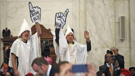 L'audition du ministre de la Justice de Trump perturbée par des manifestants