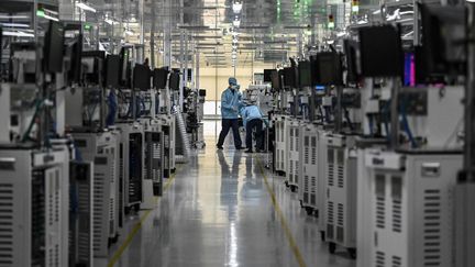 Des employés d'une usine d'iPhone à Dongguan, en Chine, le 20 juillet 2022. (JADE GAO / AFP)