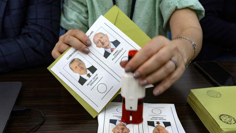 A ballot showing images of the two Turkish presidential candidates, Recep Tayyip Erdogan and Kemal Kiliçdaroglu, on May 20, 2023. (SAFIN HAMID / AFP)