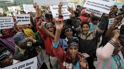 Des rescapés de la catastrophe industrielle de Bhopal manifestent le 19 octobre 2009, à New Delhi, en Inde. (AFP/MANAN VATSYAYANA)