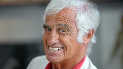 Jean-Paul Belmondo pose le 9 septembre 2010, à Boulogne-Billancourt (Hauts-de-Seine). (MIGUEL MEDINA / AFP)