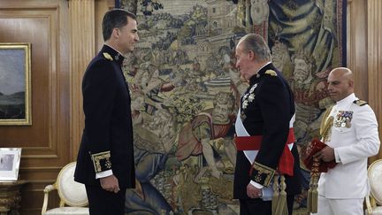 Juan Carlos (&agrave; droite) et le futur roi Felipe VI, le 19 juin 2014, &agrave; Madrid. (ZIPI / AFP)