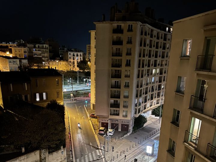 Le rendu des photos de nuit est légèrement plus lumineux sur l'iPhone 12 Pro. (A.J.)