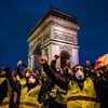 Des "gilets jaunes" manifestent devant l'Arc de triomphe à Paris, le 1er décembre 2018. (SIMON GUILLEMIN / HANS LUCAS)