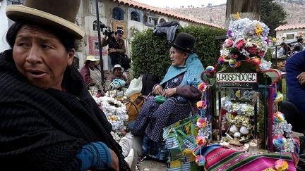 Une semaine après la Toussaint, le 8 novembre, le pays fête le Jour du crâne. Des milliers de fidèles déambulent dans les allées du cimetière de la Paz exhibant leurs «natitas», littéralement «nez tronqués», les crânes de leurs parents défunts. Conservés toute l’année à l’intérieur des maisons, ces porte-bonheur macabres sont alors décorés de guirlandes de fleurs, de chapeaux, de lunettes et autres accessoires. Ils sont ensuite amenés au cimetière et à la chapelle pour être bénis. L’église catholique n’apprécie guère ces croyances ancestrales. (REUTERS/David Mercado)