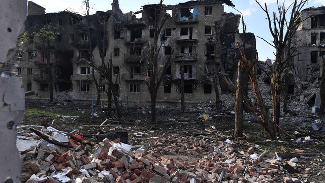 In this photo dated May 18, 2023, piles of debris are spread between destroyed buildings in Bakhmout (Ukraine).  The trees, largely burned, were also victims of the fighting.  (RIA NOVOSTI / SPUTNIK / SIPA)