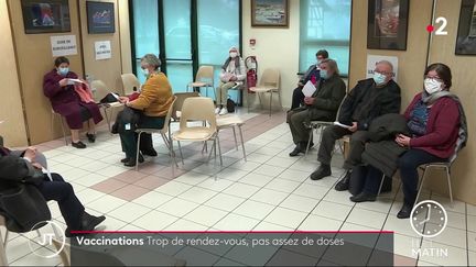 En Normandie, la demande de vaccination est très forte. Les centres de vaccination n’ont pas d'autres choix que de reporter les rendez-vous.&nbsp;
 (France 2)