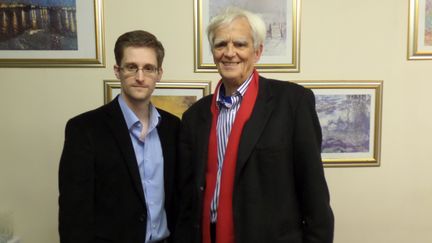 Edward Snowden et le d&eacute;put&eacute; allemand Hans-Christian Str&ouml;bele, en Russie, le 31 octobre 2013. (BÜRO HANS-CHRISTIAN STRÖBELE / DPA / AFP)