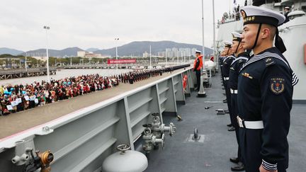 Des soldats font la queue sur le pont à Zhoushan, dans la province de Zhejiang (Chine), le 18 décembre 2023. (FANG SIHANG / XINHUA / AFP)