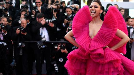 Le festival de Cannes, un événement sérieux ? L'actrice indienne Deepika Padukone ne semble pas de cet avis.
 (ANTONIN THUILLIER / AFP)