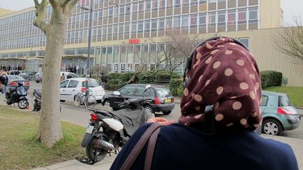 Une &eacute;tudiante voil&eacute;e dans l'enceinte de l'universit&eacute; Paris Ouest Nanterre La D&eacute;fense&nbsp;(Hauts-de-Seine), le 4 mars 2015. (ARIANE NICOLAS / FRANCETV INFO)