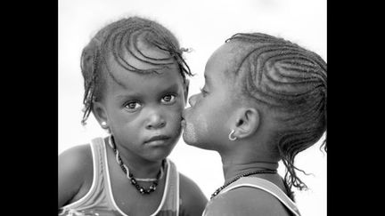  Au delà de sa démarche photographique et du regard qu&#039;elle a sur les enfants, l&#039;action de Karine Malatier se porte sur l&#039;humanitaire. Elle est vice-présidente de l’association «Un sourire à une étoile». Une maison de vie et d’espoir pour 17 petites filles sénégalaises orphelines ou de milieu très défavorisé.
 (Karine Malatier)