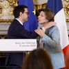 Catherine Colonna embrasse Stéphane Séjourné à l'occasion de la passation de pouvoir avec ce dernier, au ministère des Affaires étrangères, à Paris, le 12 janvier 2024. (THOMAS PADILLA / AFP)