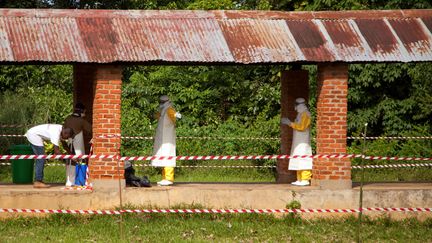 Des agents de santé sont aspergés de chlore après avoir quitté un centre d'isolement avec des patients Ebola à l'hôpital de Bikoro, en République Démocratique du Congo, le 12 mai 2018. (MARK NAFTALIN / UNICEF)