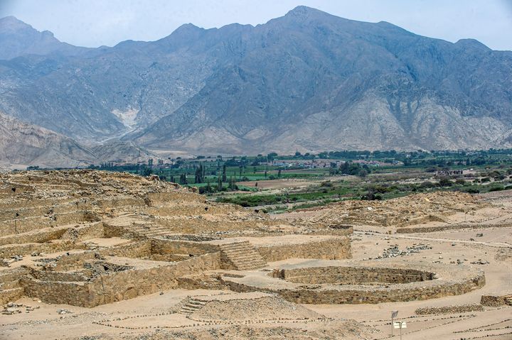 Une vue panoramique du site archéologique de Caral, à Supe (Pérou), le 13 janvier 2021. (ERNESTO BENAVIDES / AFP)