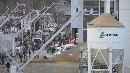 Action de blocage du groupe Extinction Rébellion dans une usine de fabrication de béton, le 20 février 2020 (PHILIPPE DE POULPIQUET / MAXPPP)