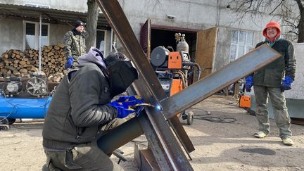 Une usine de métallurgie de Lviv a arrêté son activité pour fabriquer des barrières anti-chars, dans l'ouest de l'Ukraine, le 1er mars 2022.&nbsp; (BORIS LOUMAGNE / RADIO FRANCE)