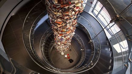 Une sculpture repr&eacute;sentant pr&egrave;s de 15 000 ouvrages &eacute;crits sur Abraham Lincolm et haute de plus de 10 m&egrave;tres est expos&eacute;e au Ford's Theatre Center, &agrave; c&ocirc;t&eacute; de l'immeuble o&ugrave; f&ucirc;t assassin&eacute; l'ancien pr&eacute;sident am&eacute;ricain, Washington, le 8 f&eacute;vrier 2012. (JACQUELYN MARTIN / AP / SIPA)