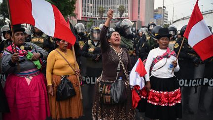 Un groupe de femmes manifestent pour demander la démission de la présidente Dina Boluarte, à Lima (Pérou), vendredi 20 janvier 2023. (ERNESTO BENAVIDES / AFP)