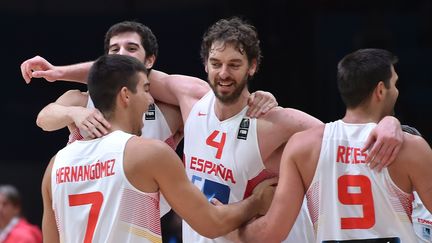 L'&eacute;quipe de basket d'Espagne c&eacute;l&egrave;bre la victoire, le 20 septembre 2015, &agrave; Lille.&nbsp; (PHILIPPE HUGUEN / AFP)