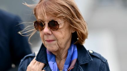 Gisèle Pelicot, à son arrivée au tribunal d'Avignon le 16 septembre 2024, juste avant que l'audience ne soit reportée au lendemain, en raison de la maladie du principal accusé, son ex-mari qui l'a droguée et livrée inconsciente à des hommes pendant une dizaine d'années. (CHRISTOPHE SIMON / AFP)