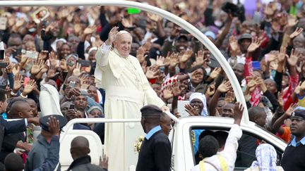 &nbsp; (Le pape François en voyage au Kenya © REUTERS//Thomas Mukoya)