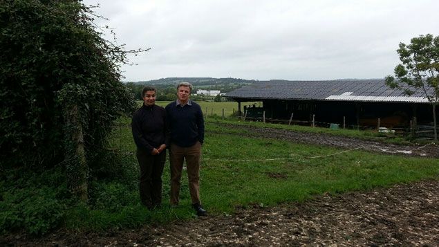 &nbsp; (Les Meniants,un couple d'agriculteurs s'inquiètent de la proximité de la décharge avec leur ferme © Radio France / Anne-Laure Barral)