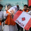 Des activistes indiens brûlent un drapeau canadien et un portrait de Justin Trudeau, le 23 septembre 2023. (NARINDER NANU / AFP)