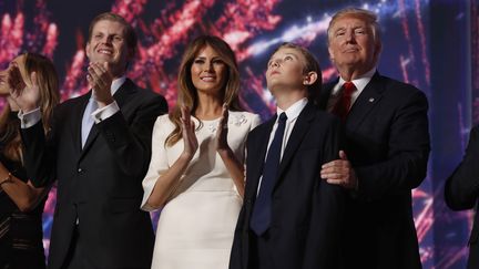 Donald Trump et sa famille clôturent la convention républicaine, à Cleveland (Etats-Unis), le 21 juillet. (JONATHAN ERNST / REUTERS)