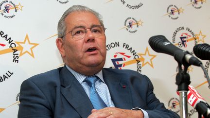 Claude Simonet, président de la Fédération française de football de 1994 à 2005, lors d'une conférence de presse à Paris le 10 septembre 2004. (PIERRE VERDY / AFP)