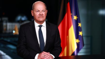 Le chancelier allemand, Olaf Scholz, lors de l'enregistrement de ses vœux télévisés à la nation, le 29 décembre 2023. (RAINER KEUENHOF / POOL / ACTION PRESS POOL / AFP)