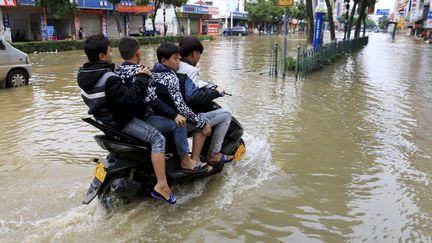 Les rues de&nbsp;Hezhou (Chine) sous l'eau après une inondation, le 14 novembre 2015.&nbsp; (REUTERS)