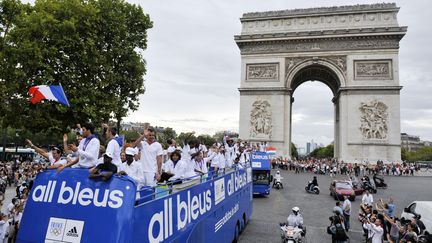 A leur arriv&eacute;e place&nbsp;de l'Etoile, les athl&egrave;tes fran&ccedil;ais d&eacute;couvrent des Champs-Elys&eacute;es noirs de monde.&nbsp; (MEHDI FEDOUACH / AFP)