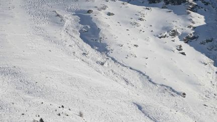 Au lendemain de la mort d’un jeune homme de 13 ans dans une avalanche, la tristesse demeure sur les pistes de la station des Arc. La victime skiait hors piste mais dans une zone pourtant fréquentée dont on pourrait penser qu’elle est sans danger. (france 2)