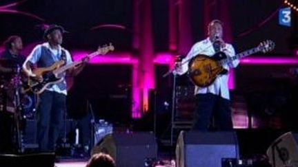 George Benson accompagné à la basse par Marcus Miller aux Victoires du Jazz 2010
 (Culturebox)