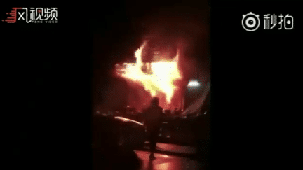 Capture d'écran d'une vidéo montrant l'incendie d'un établissement de karaoké, à Qingyuan (Chine), le 24 avril 2018. (GLOBAL TIMES / TWITTER)