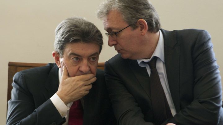 Jean-Luc M&eacute;lenchon, co-pr&eacute;sident du Parti de gauche&nbsp;(G) et Pierre Laurent, secr&eacute;taire national du PCF, le 21 f&eacute;vrier 2012 &agrave; Paris.&nbsp; (JACQUES BRINON / AP / SIPA )